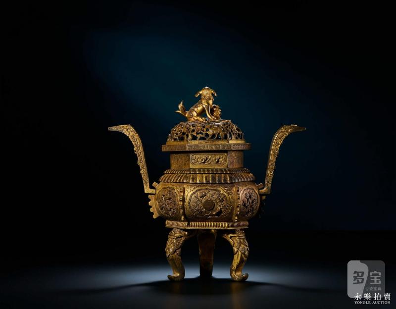 清乾隆 （宫廷）铜鎏金錾刻花卉纹狮钮三足炉 - 图3